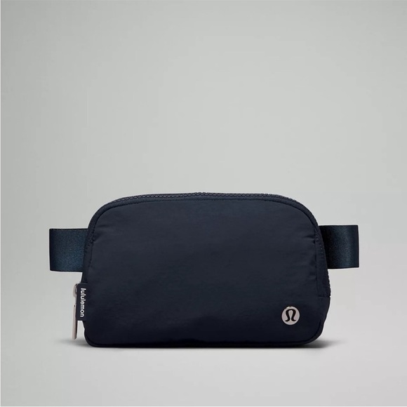 lululemon Everywhere Belt Bag in True Navy Blue with Silver Zipper New NWT - Picture 1 of 6